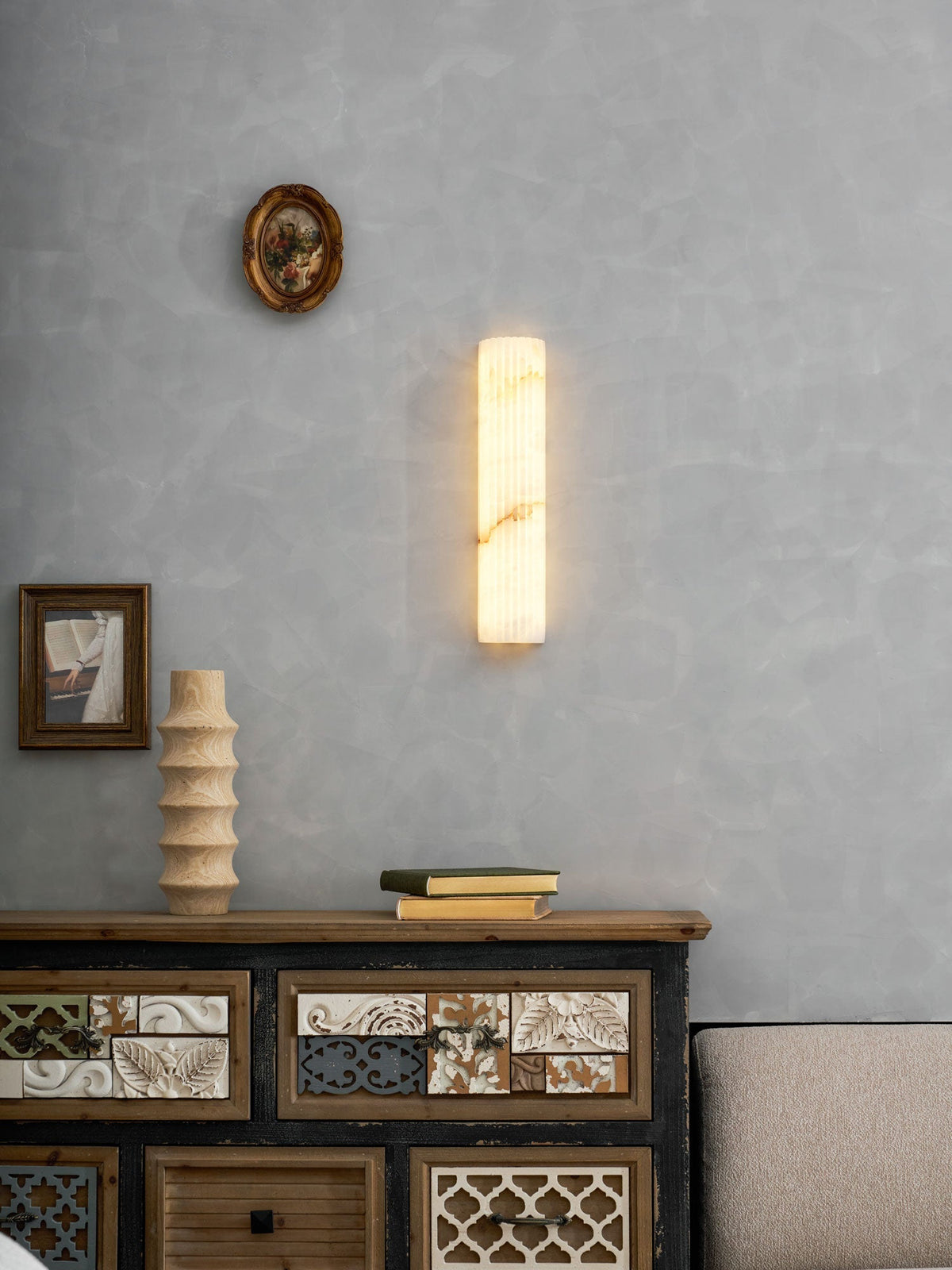 Aplique de pared de piedra natural de 12 pulgadas con LED integrado y superficie estriada, lámpara de interior para dormitorio, pasillo y sala de estar con luz ambiental cálida | Thomler
