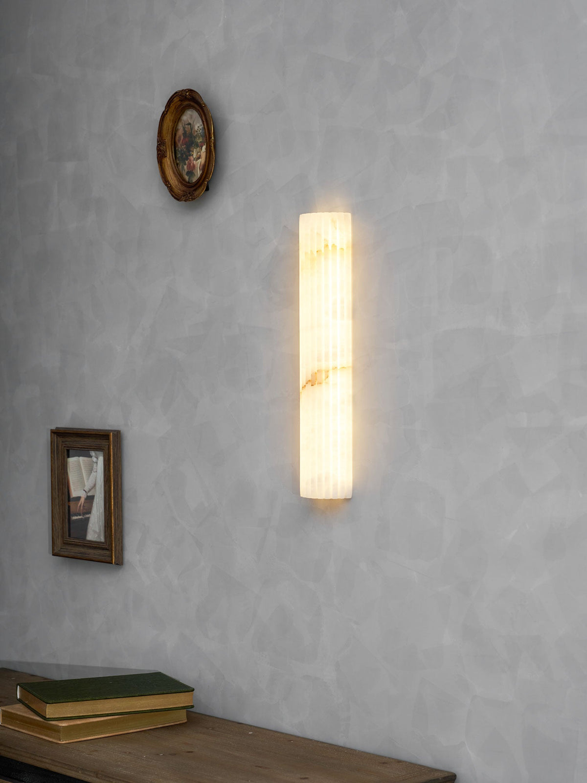 Aplique de pared de piedra natural de 12 pulgadas con LED integrado y superficie estriada, lámpara de interior para dormitorio, pasillo y sala de estar con luz ambiental cálida | Thomler