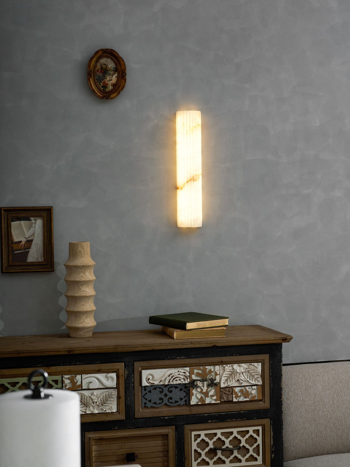 Aplique de pared de piedra natural de 12 pulgadas con LED integrado y superficie estriada, lámpara de interior para dormitorio, pasillo y sala de estar con luz ambiental cálida | Thomler
