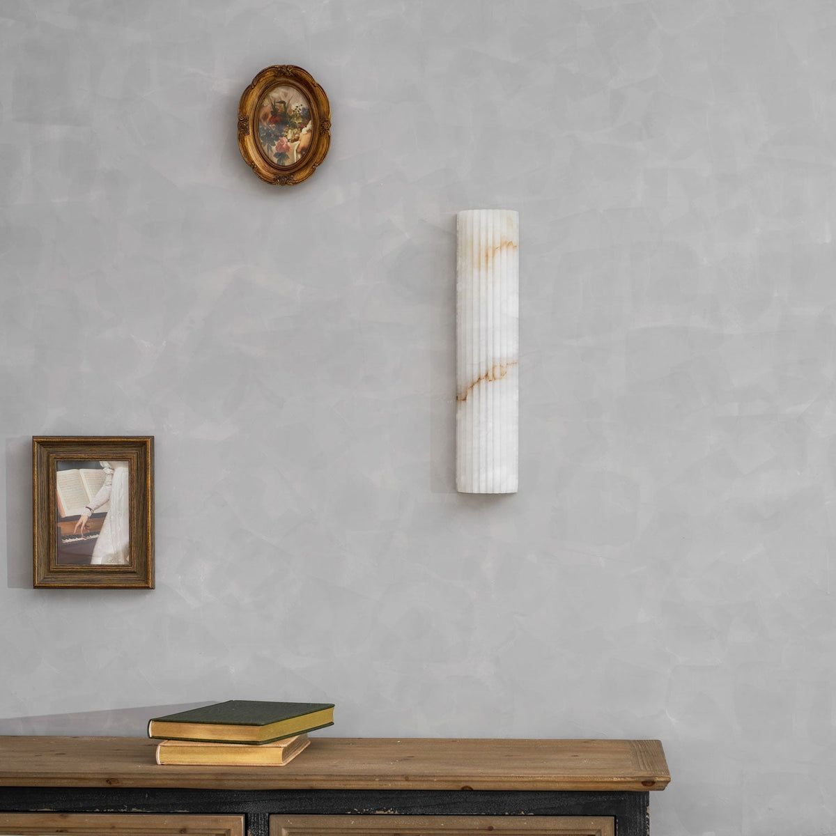 Aplique de pared de piedra natural de 12 pulgadas con LED integrado y superficie estriada, lámpara de interior para dormitorio, pasillo y sala de estar con luz ambiental cálida | Thomler
