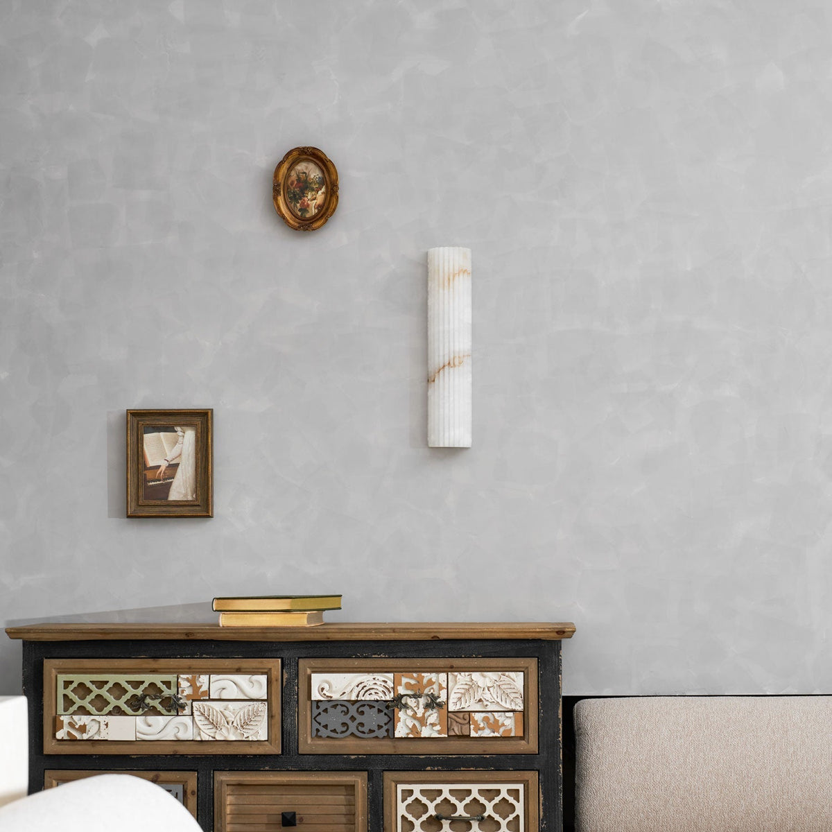 Aplique de pared de piedra natural de 12 pulgadas con LED integrado y superficie estriada, lámpara de interior para dormitorio, pasillo y sala de estar con luz ambiental cálida | Thomler