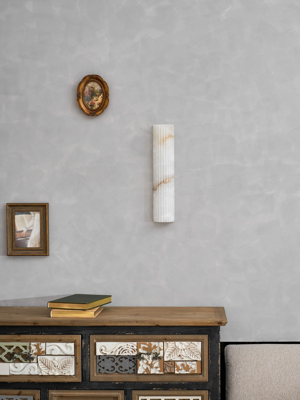 Aplique de pared de piedra natural de 12 pulgadas con LED integrado y superficie estriada, lámpara de interior para dormitorio, pasillo y sala de estar con luz ambiental cálida | Thomler