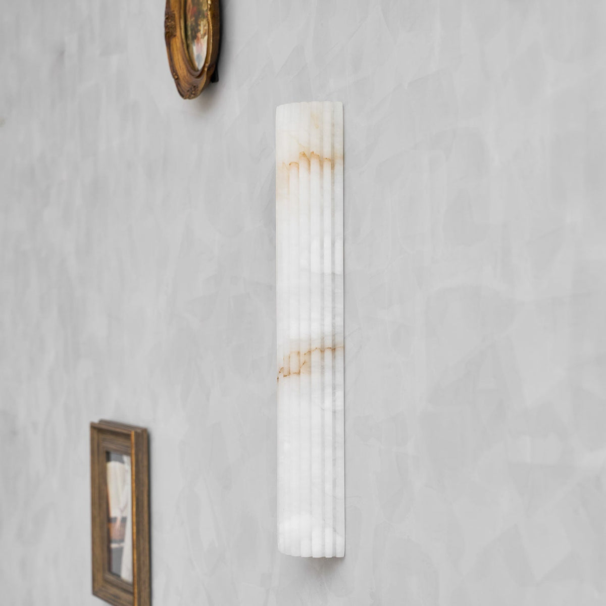 Aplique de pared de piedra natural de 12 pulgadas con LED integrado y superficie estriada, lámpara de interior para dormitorio, pasillo y sala de estar con luz ambiental cálida | Thomler
