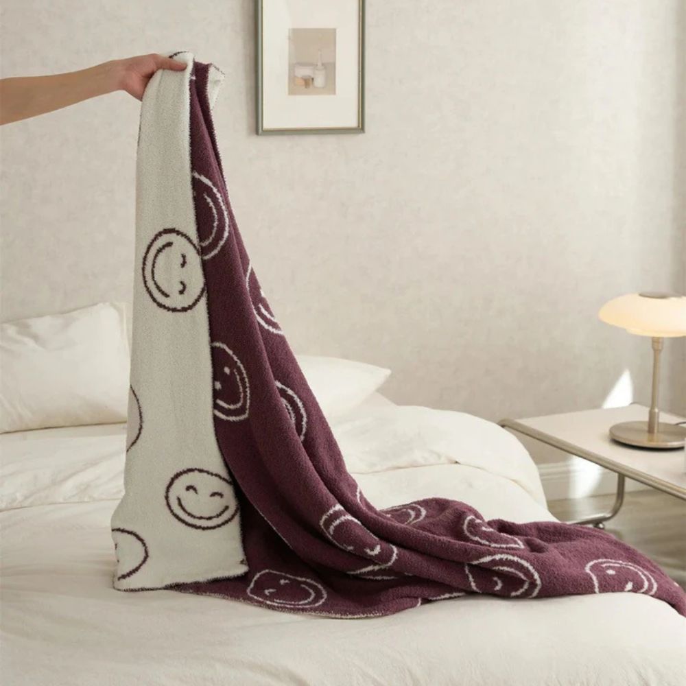 Happy Face Knit Throw Blanket – Soft Yellow Accent for Couch or Bed