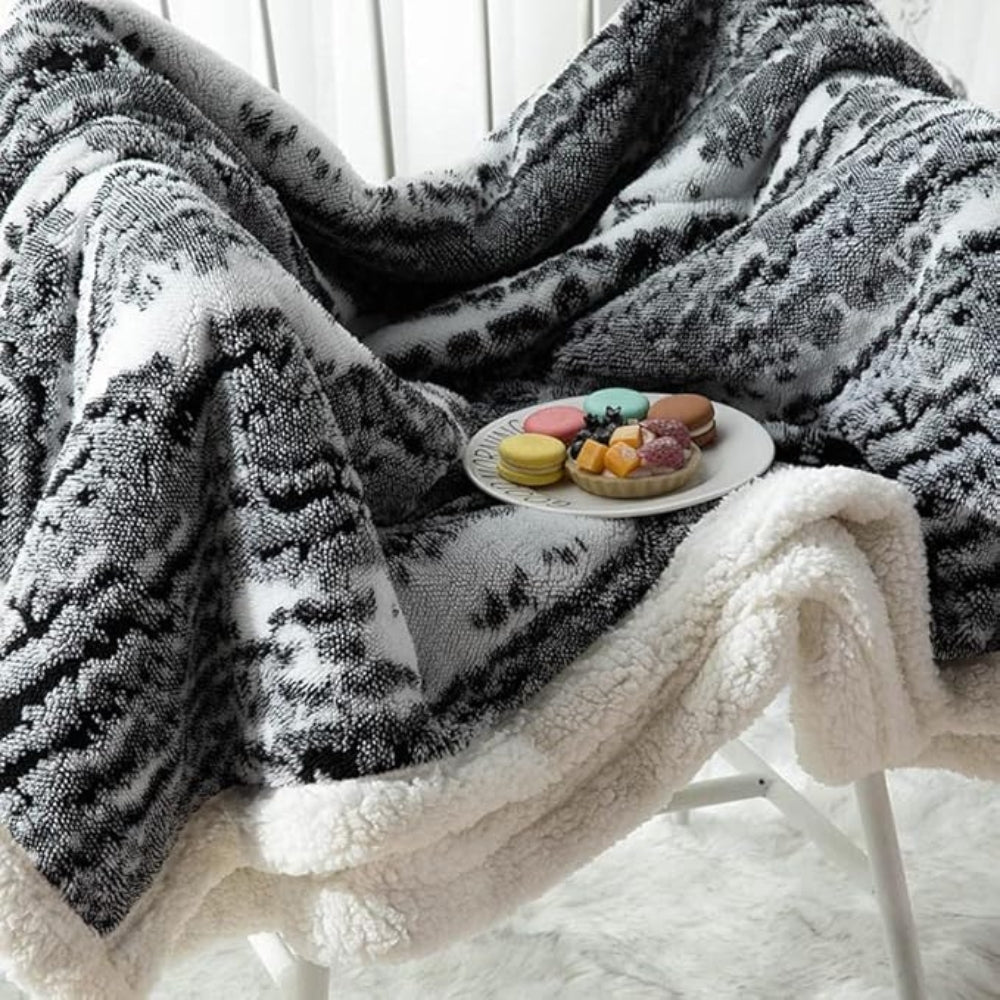 Reversible Dual-Layer Throw with Jacquard Texture & Plush Fleece Lining – Couch or Bed Blanket