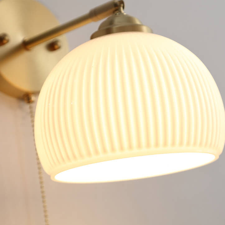 Lámpara de pared compacta, pantalla blanca con detalles en latón, 6 pulgadas de ancho, para dormitorio, pasillo, rincón de lectura, iluminación ambiental, casquillo E26, estilo moderno minimalista | Thomler