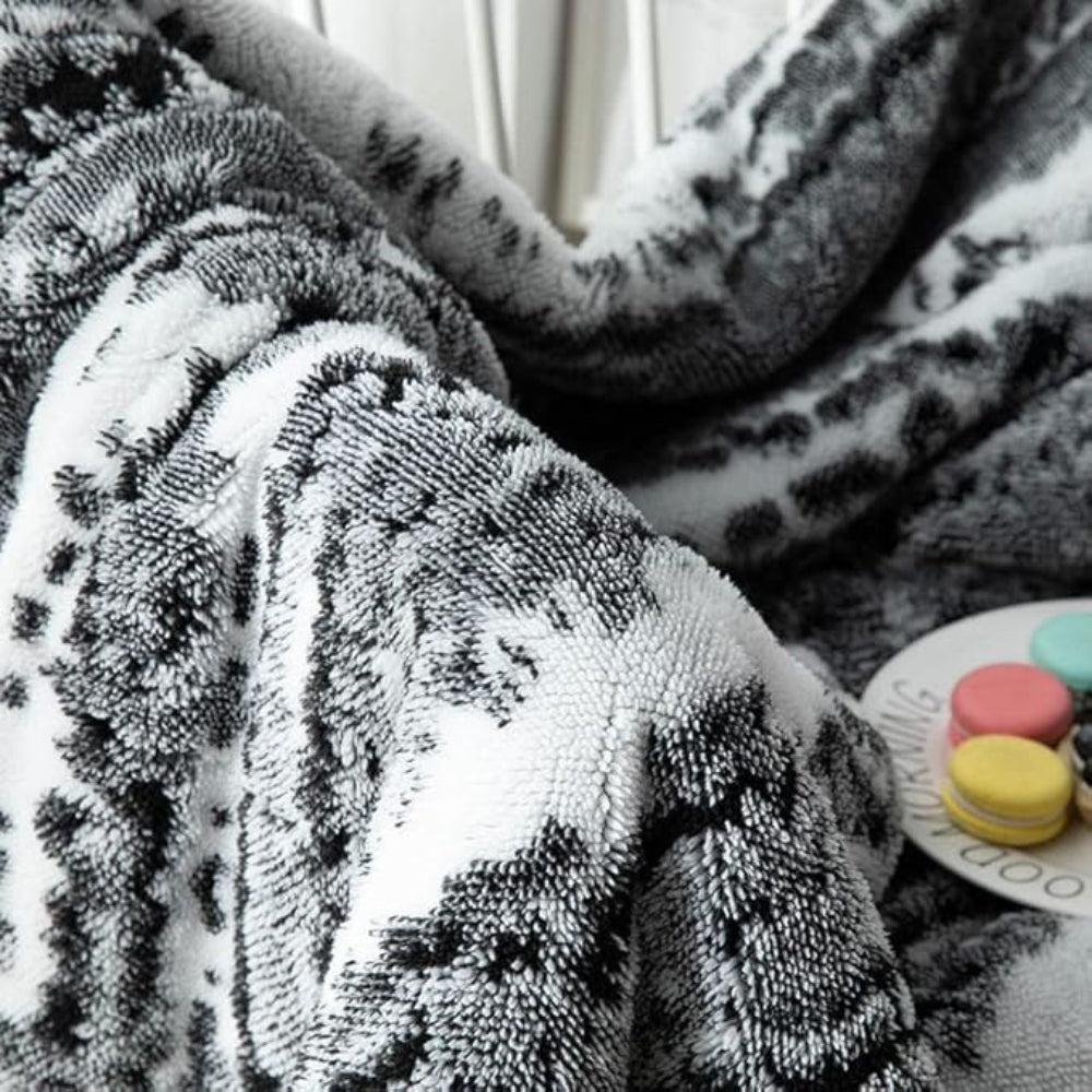 Reversible Dual-Layer Throw with Jacquard Texture & Plush Fleece Lining – Couch or Bed Blanket
