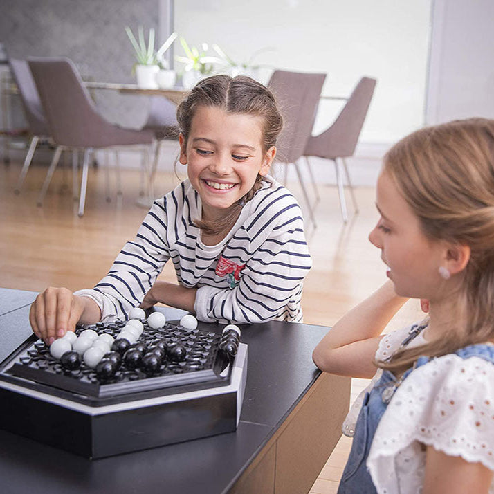 Abstraktes Brettspiel für zwei Spieler mit Murmeln für strategischen Familienspaß