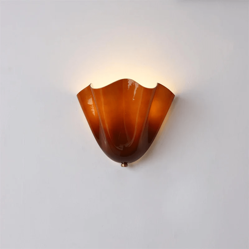Aplique de pared para interiores con pantalla de vidrio escultural en tonos cálidos – Estructura metálica compatible con LED – Acento de pared para dormitorios, pasillos y salas de estar | Thomler