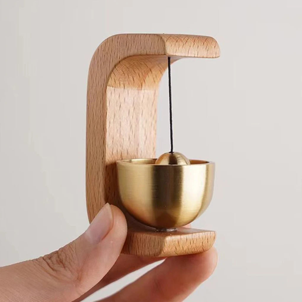 Kabellose Türklingel mit Messingglocke und Holzrahmen