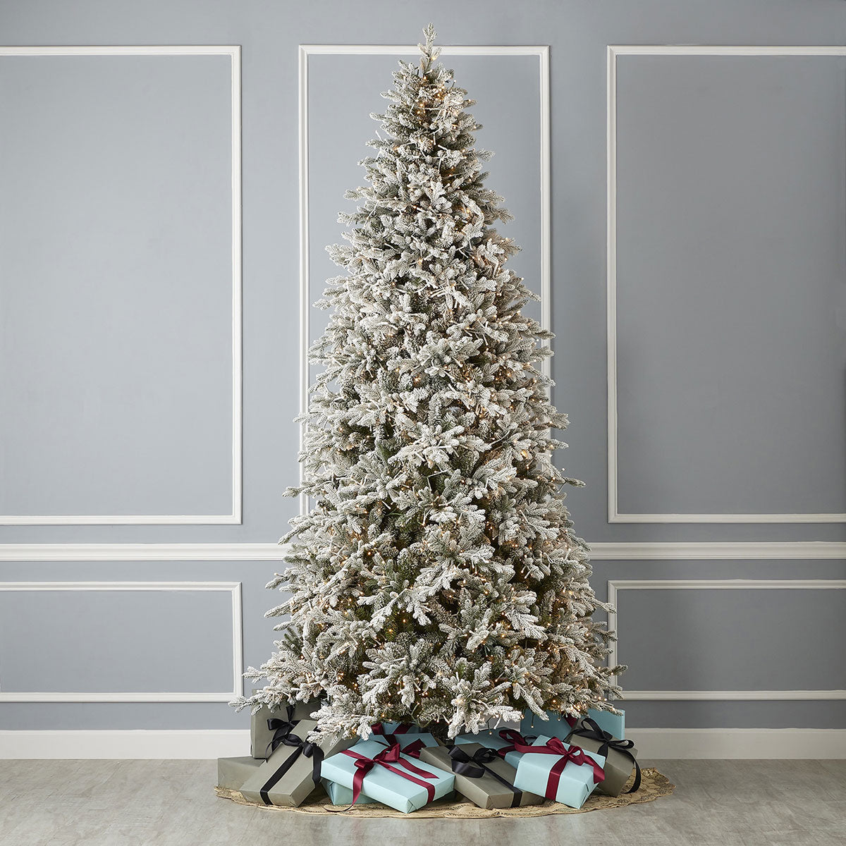 7,5 Fuß beflockter Kiefern-Weihnachtsbaum