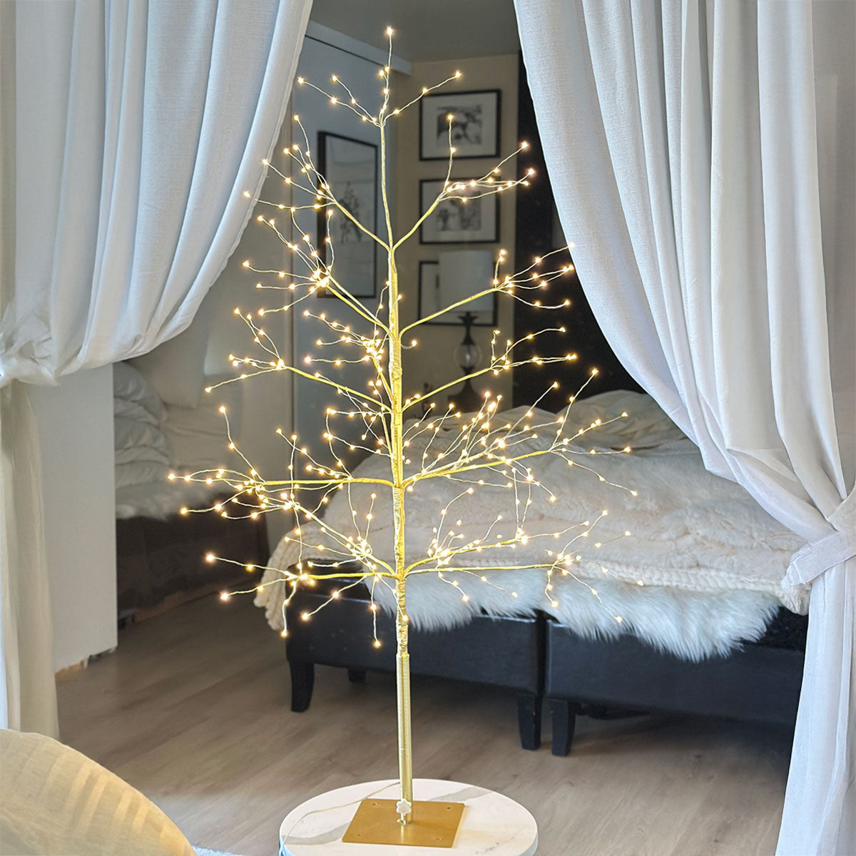 Árbol de abedul con luces doradas