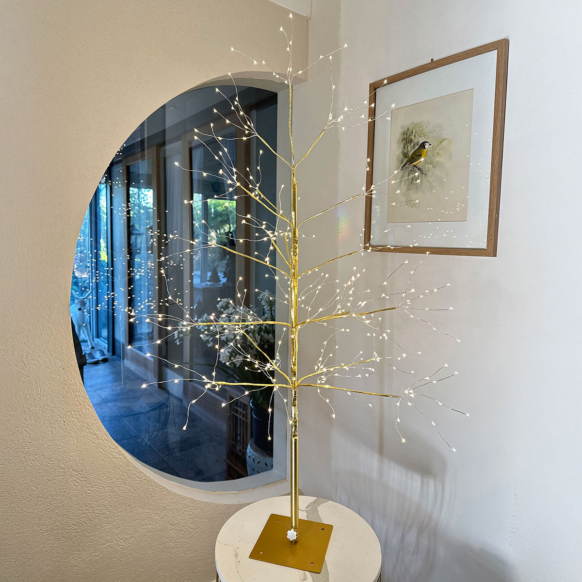 Árbol de abedul con luces doradas
