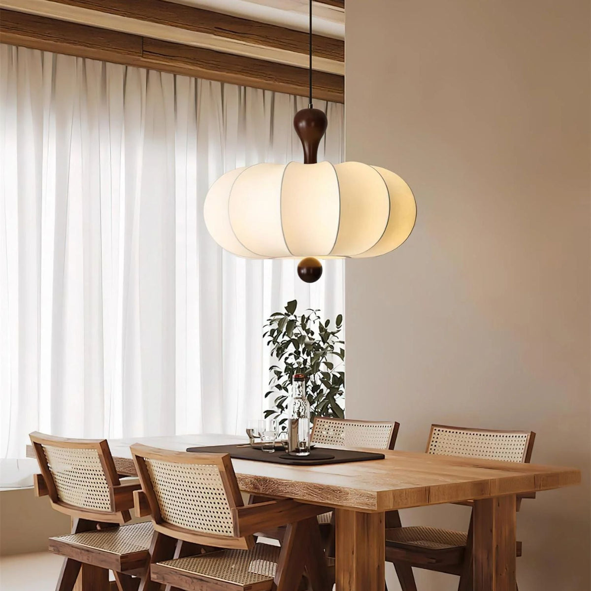 Stoffen hanglamp met houten accent voor eetkamer en keukeneiland – Zacht witte geplooide kap, modern minimalistisch armatuur | Thomler