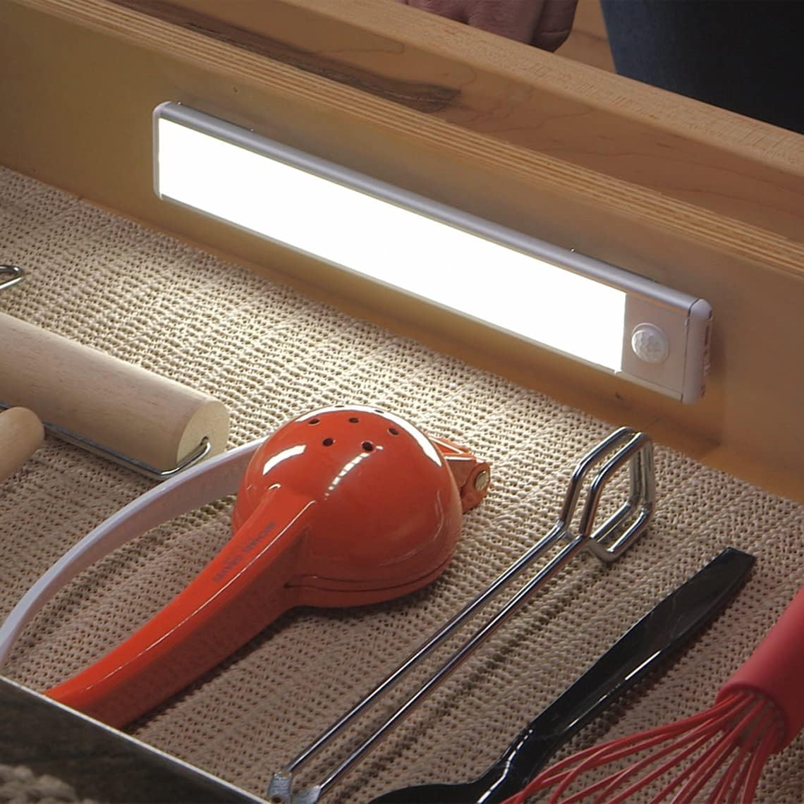 Luz LED recargable con sensor de movimiento para debajo de gabinetes: barra magnética delgada e inalámbrica con brillo y temperatura de color ajustables