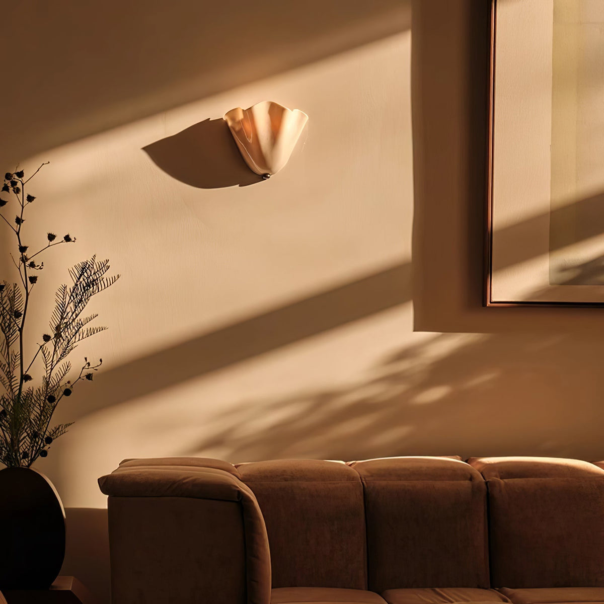 Aplique de pared para interiores con pantalla de vidrio escultural en tonos cálidos – Estructura metálica compatible con LED – Acento de pared para dormitorios, pasillos y salas de estar | Thomler