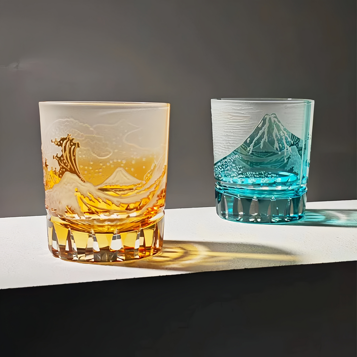 Vaso de whisky de cristal con diseño de ola japonesa y grabado del Monte Fuji en acabado dorado o azul, vaso tallado a mano en caja de regalo de madera para licores y bourbon | Thomler