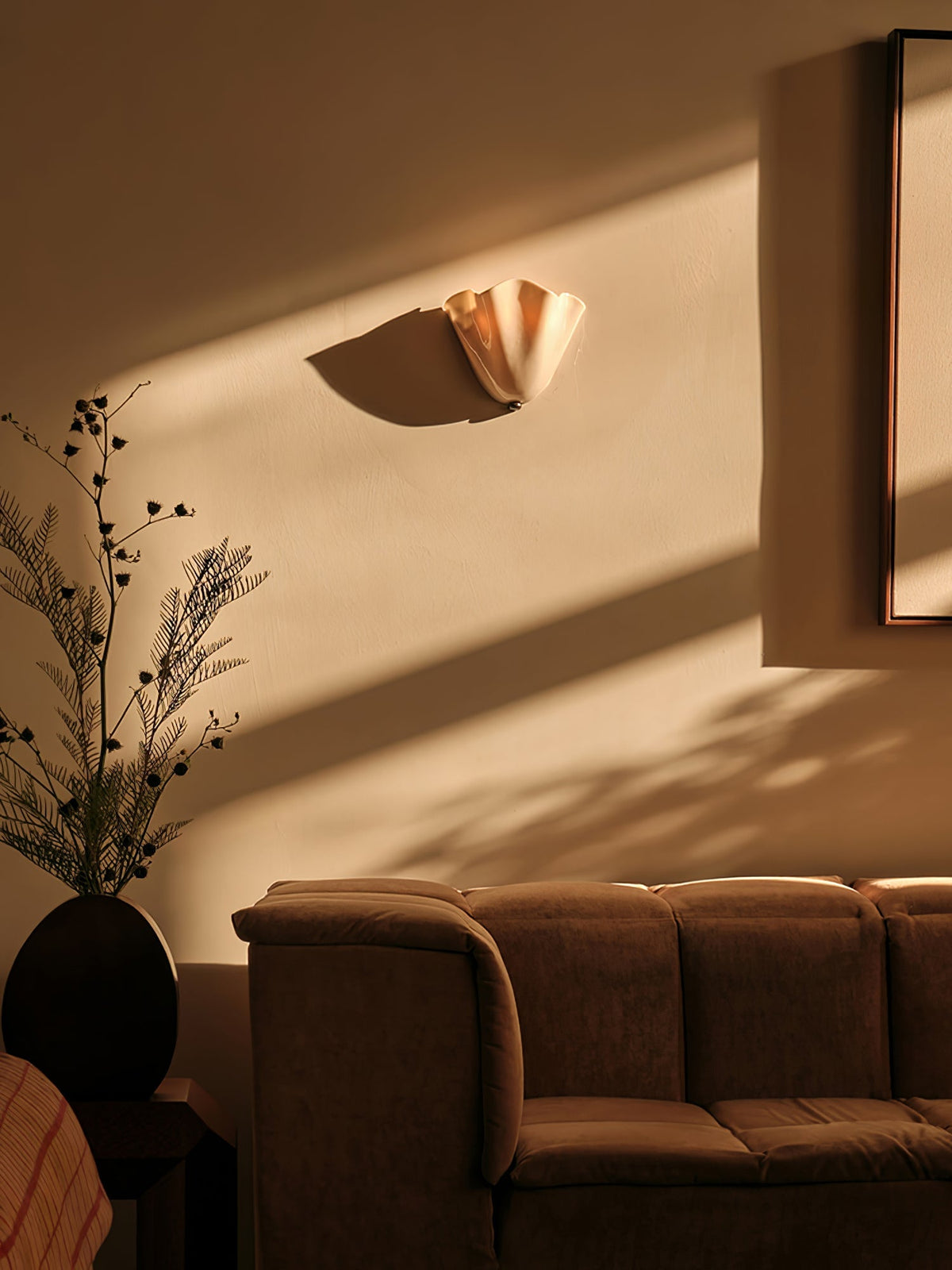 Aplique de pared para interiores con pantalla de vidrio escultural en tonos cálidos – Estructura metálica compatible con LED – Acento de pared para dormitorios, pasillos y salas de estar | Thomler