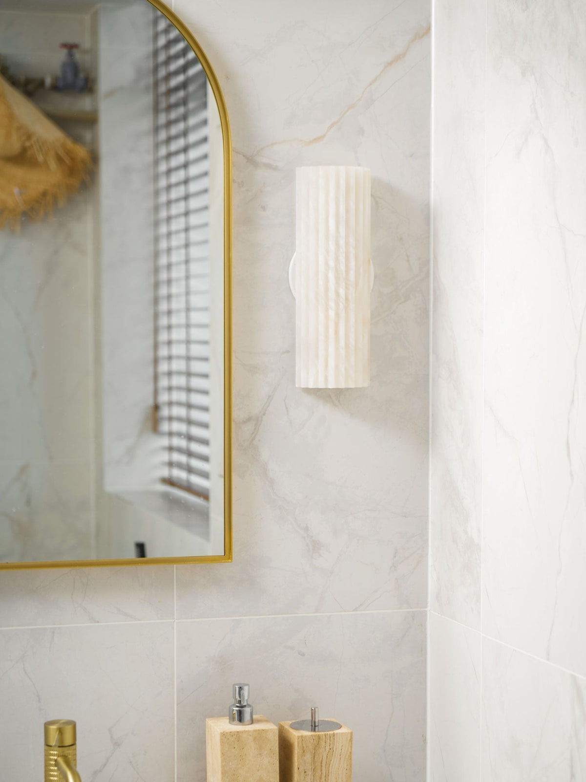 Aplique de pared de piedra natural de 12 pulgadas con LED integrado y superficie estriada, lámpara de interior para dormitorio, pasillo y sala de estar con luz ambiental cálida | Thomler