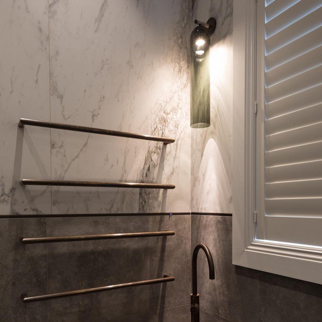 Aplique de pared cilíndrico de cristal, lámpara vertical de 19 pulgadas para sala de estar, dormitorio, pasillo, iluminación ambiental, montaje hacia arriba o hacia abajo, dorado, negro, níquel