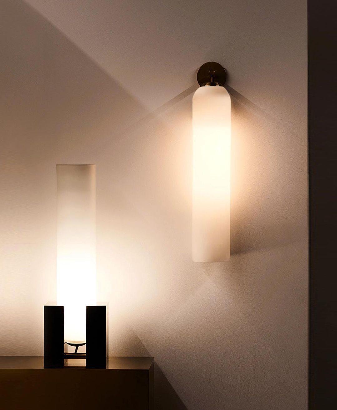 Aplique de pared cilíndrico de cristal, lámpara vertical de 19 pulgadas para sala de estar, dormitorio, pasillo, iluminación ambiental, montaje hacia arriba o hacia abajo, dorado, negro, níquel