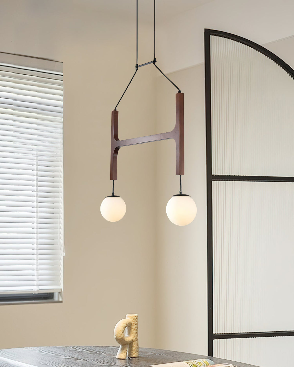 Houten hanglamp met meerdere armen, witte glazen bollen, in hoogte verstelbare kabel, 2-6 lampen, plafondverlichting voor eetkamer, modern boerderijdesign | Thomler