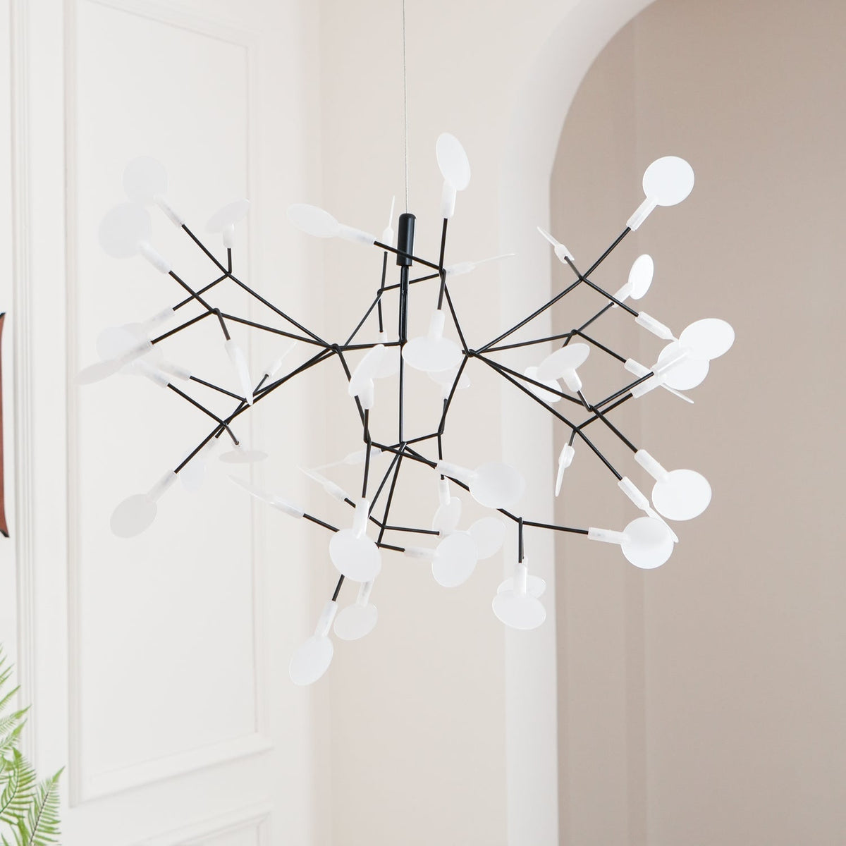 Vertakkende led-kroonluchter met acryl bloemblaadjes, zwarte afwerking, 20W geïntegreerde verlichting, dimbaar, optionele afstandsbediening, modern statement-armatuur, voor binnenshuis/woonkamer