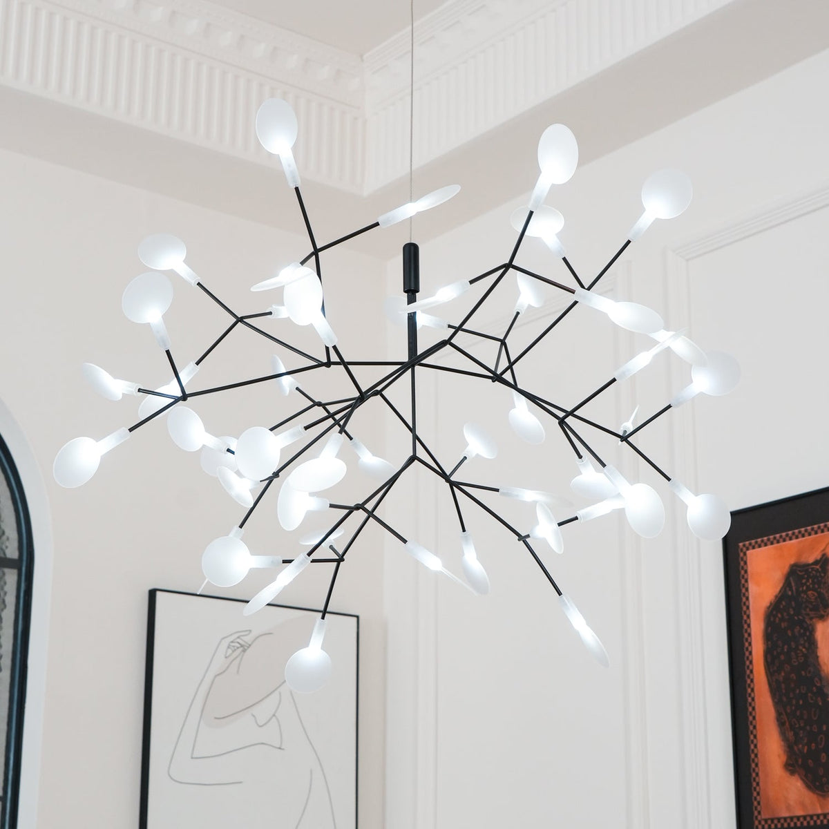 Vertakkende led-kroonluchter met acryl bloemblaadjes, zwarte afwerking, 20W geïntegreerde verlichting, dimbaar, optionele afstandsbediening, modern statement-armatuur, voor binnenshuis/woonkamer
