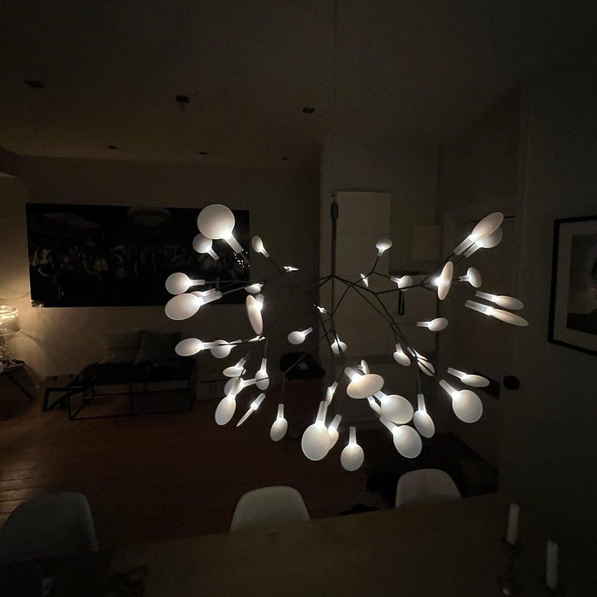 Vertakkende led-kroonluchter met acryl bloemblaadjes, zwarte afwerking, 20W geïntegreerde verlichting, dimbaar, optionele afstandsbediening, modern statement-armatuur, voor binnenshuis/woonkamer