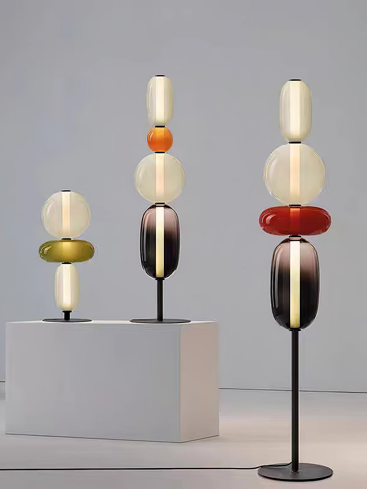 Lámpara de pie alta con temperatura de color ajustable, pantalla de metal y vidrio, iluminación decorativa moderna para dormitorio, sala de estar, rincón de lectura 130 cm | Thomler