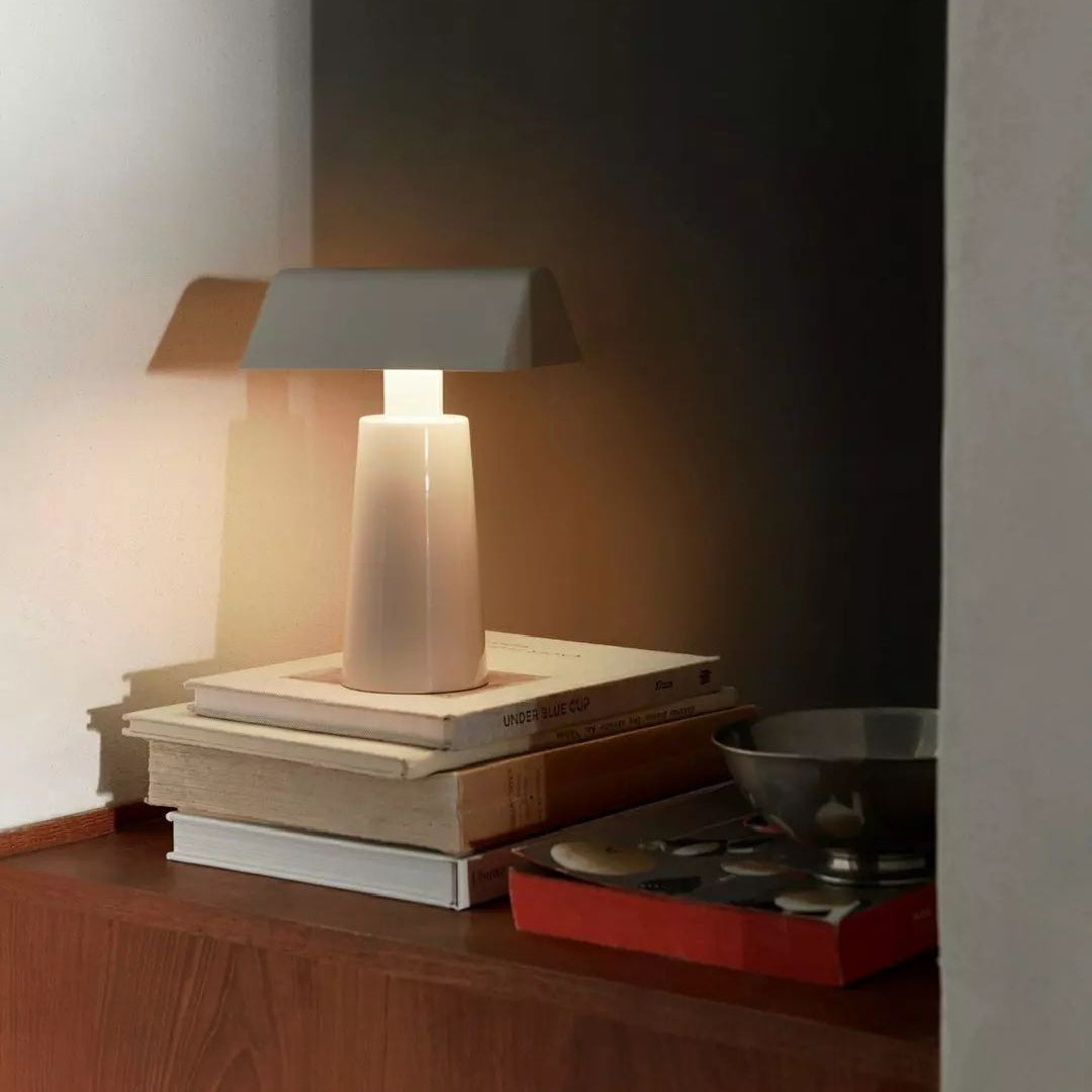 LED-Schreibtischlampe mit USB-Ladeanschluss – Touch-Steuerung, 3 Farbtemperaturen, verstellbare Leseleuchte aus Stahl für Büro, Schlafzimmer, Arbeitszimmer – Rot, | Thomler