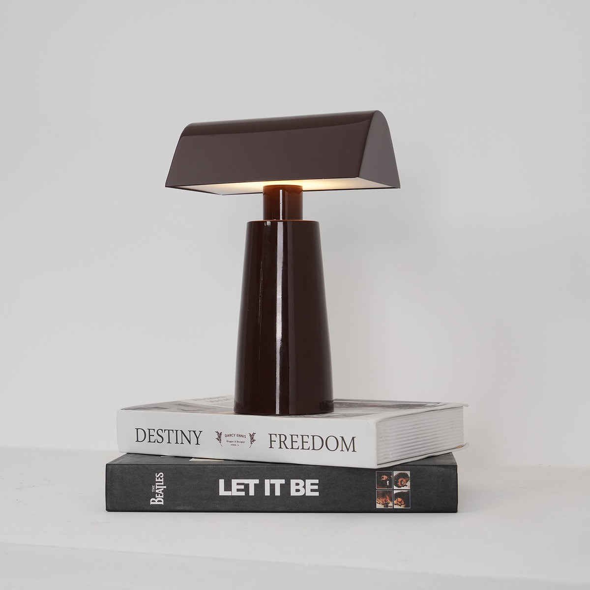 LED-Schreibtischlampe mit USB-Ladeanschluss – Touch-Steuerung, 3 Farbtemperaturen, verstellbare Leseleuchte aus Stahl für Büro, Schlafzimmer, Arbeitszimmer – Rot, | Thomler