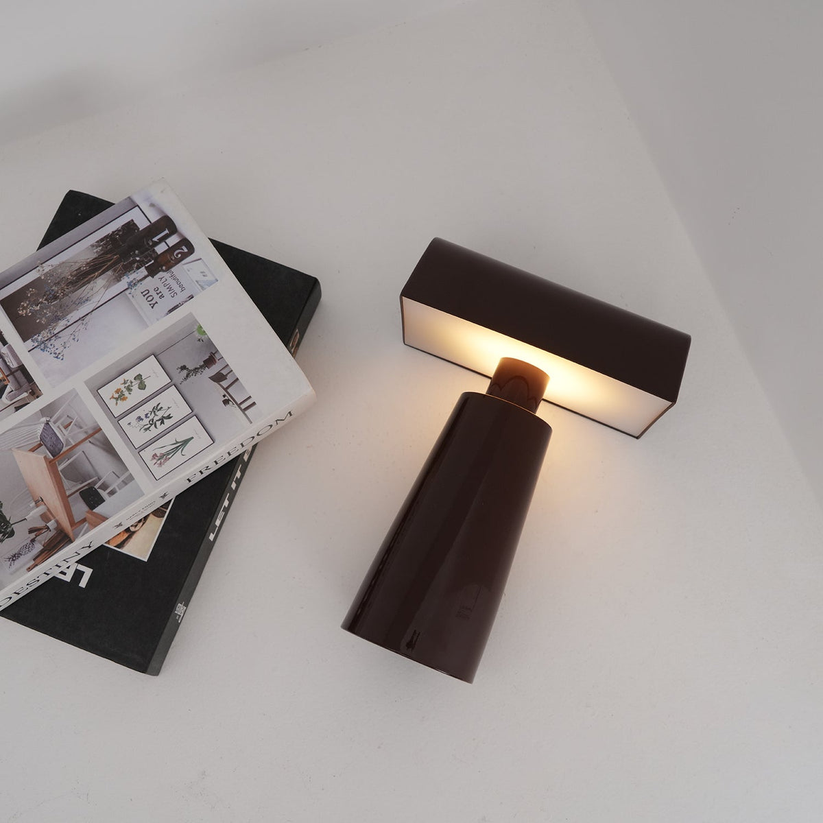 LED-Schreibtischlampe mit USB-Ladeanschluss – Touch-Steuerung, 3 Farbtemperaturen, verstellbare Leseleuchte aus Stahl für Büro, Schlafzimmer, Arbeitszimmer – Rot, | Thomler