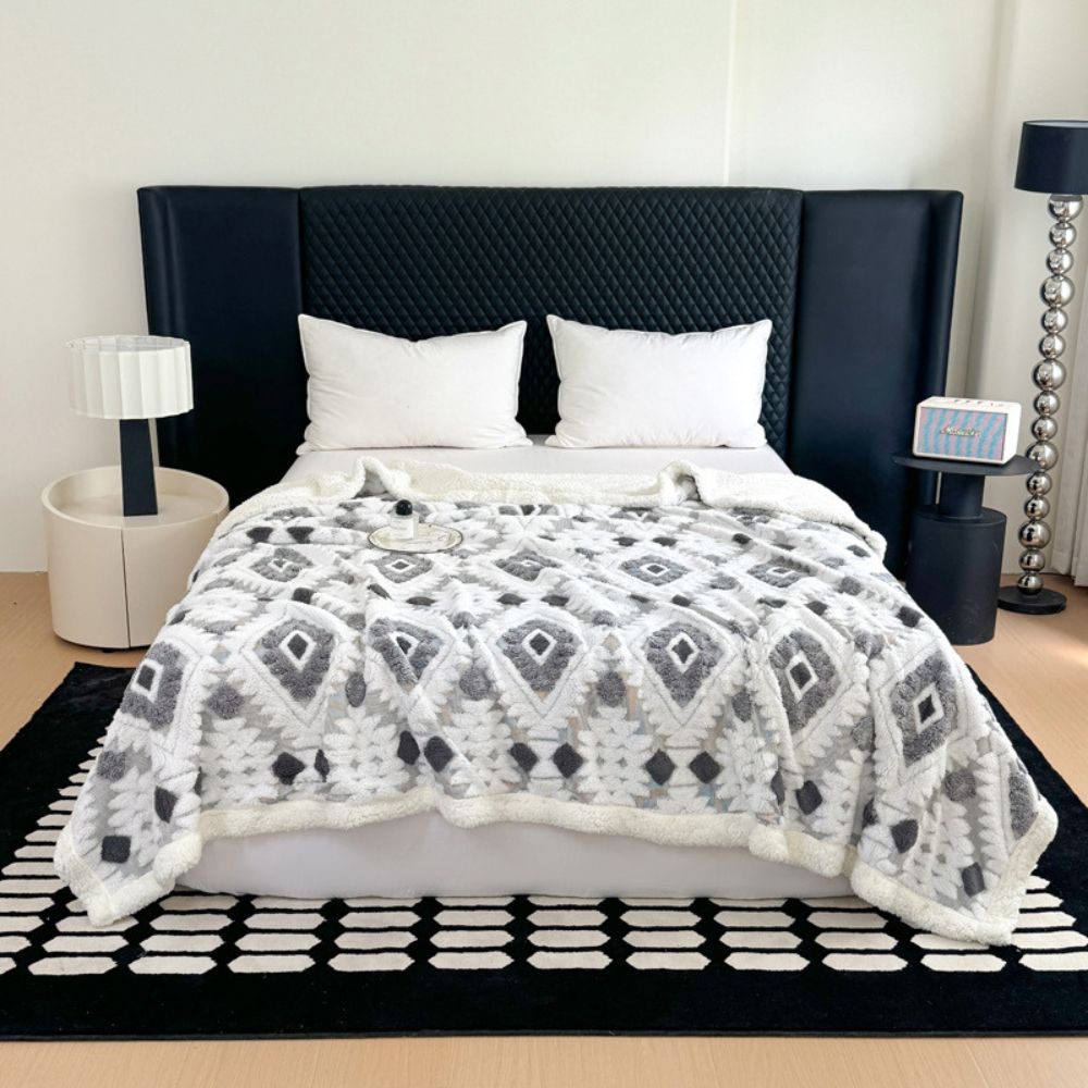 Diamond Pattern Two-Layer Microfiber Throw Blanket – Retro Style, Soft & Machine Washable for Bed, Couch & Chair