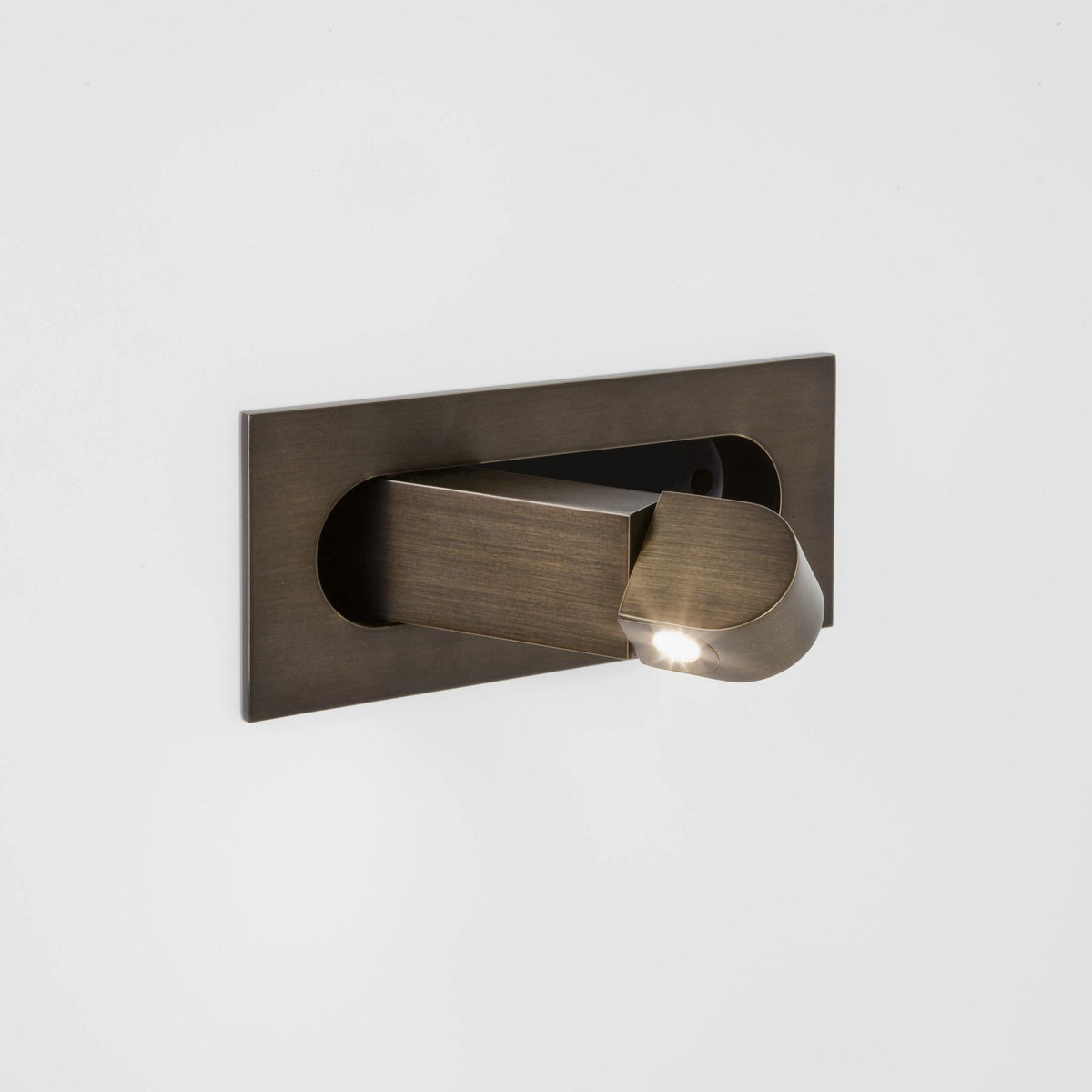 Aplique de pared LED giratorio con interruptor de botón para lectura nocturna enfocada en espacios compactos | Thomler