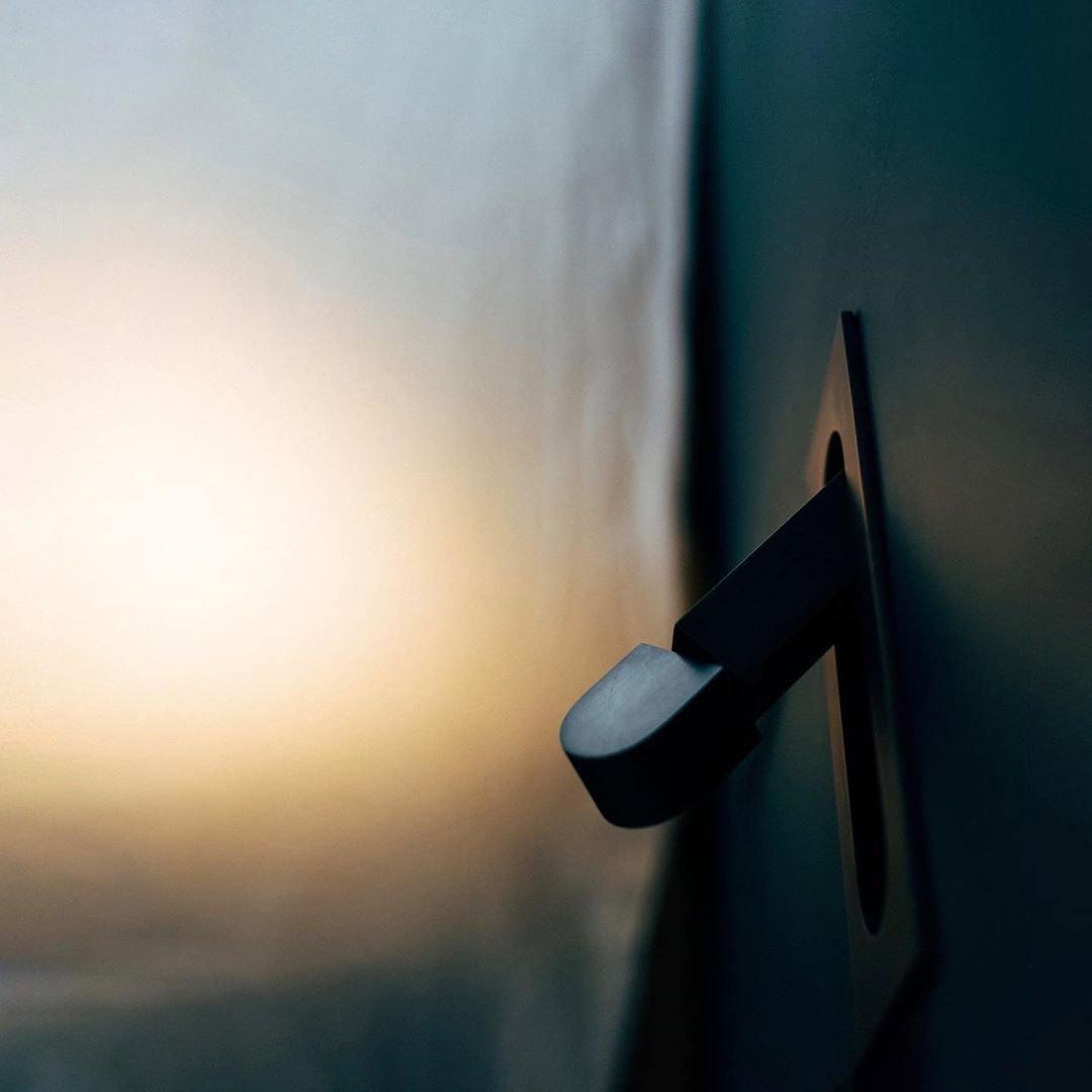 Aplique de pared LED giratorio con interruptor de botón para lectura nocturna enfocada en espacios compactos | Thomler