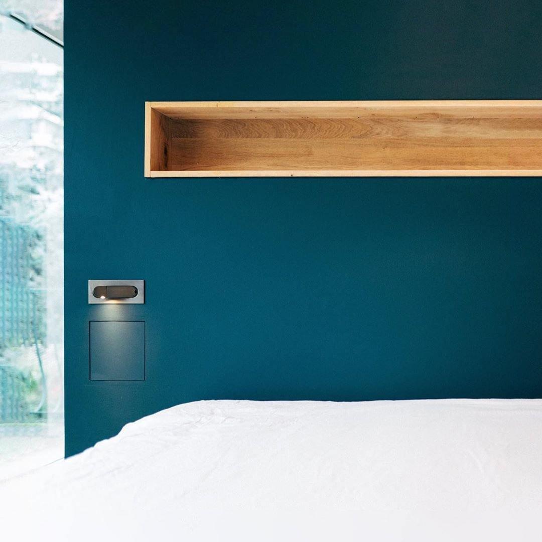 Aplique de pared LED giratorio con interruptor de botón para lectura nocturna enfocada en espacios compactos | Thomler