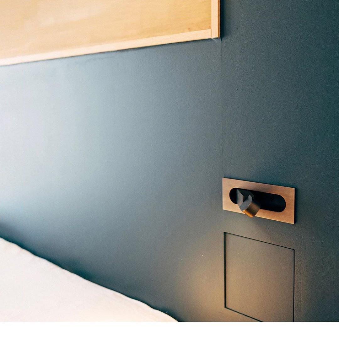 Aplique de pared LED giratorio con interruptor de botón para lectura nocturna enfocada en espacios compactos | Thomler