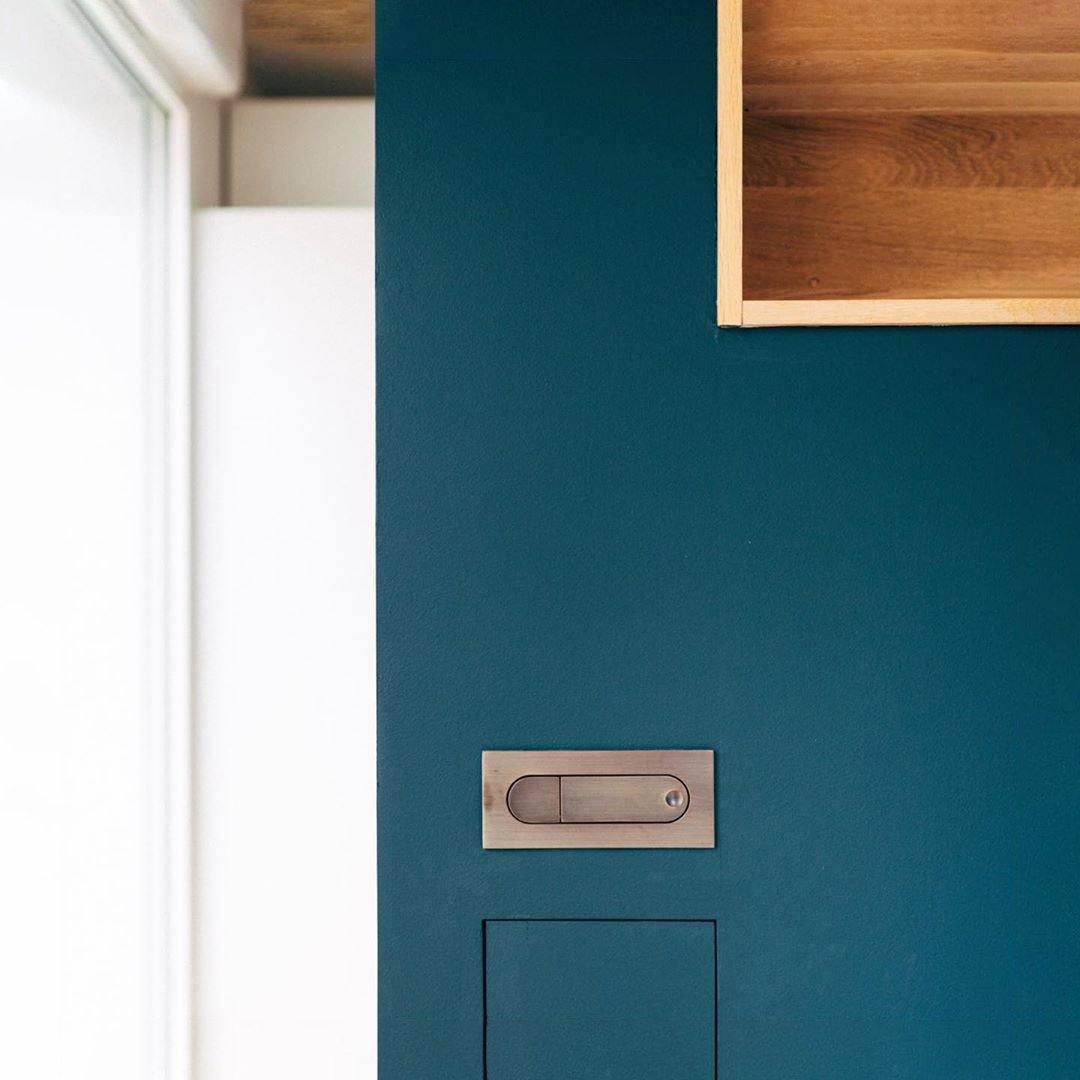Aplique de pared LED giratorio con interruptor de botón para lectura nocturna enfocada en espacios compactos | Thomler