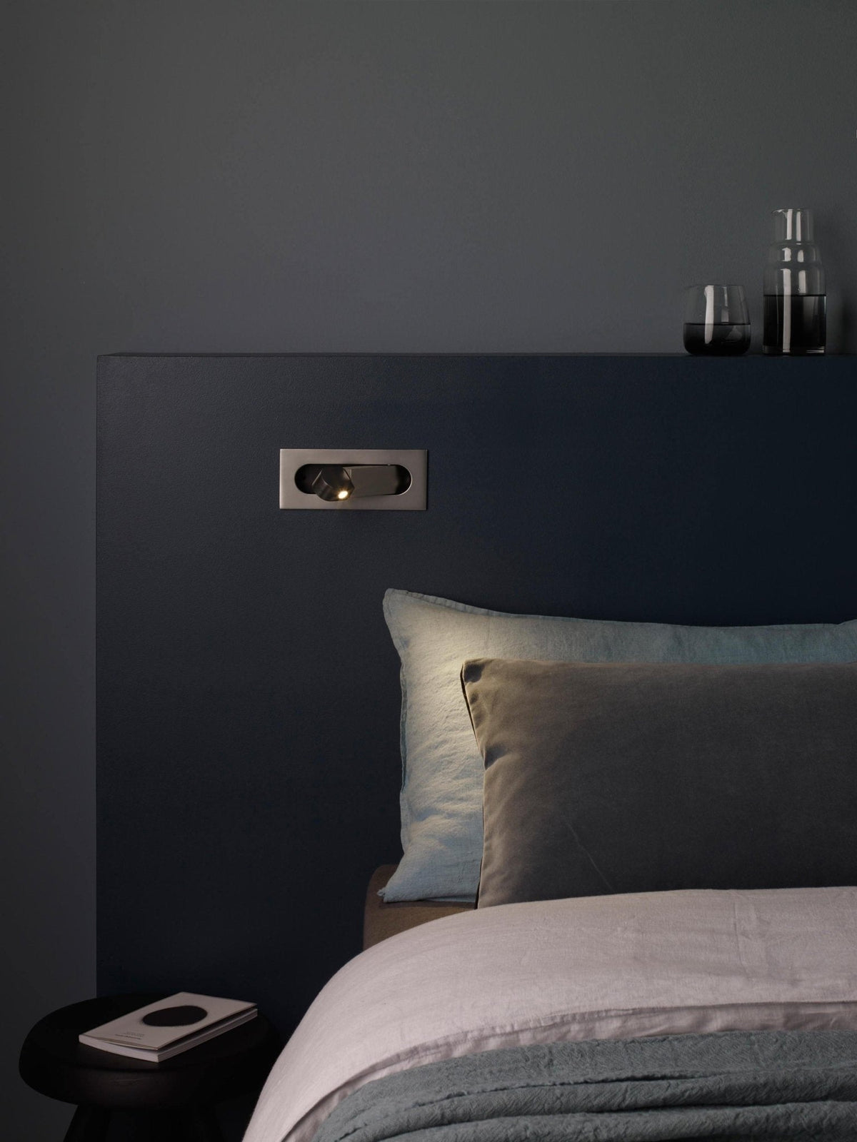 Aplique de pared LED giratorio con interruptor de botón para lectura nocturna enfocada en espacios compactos | Thomler