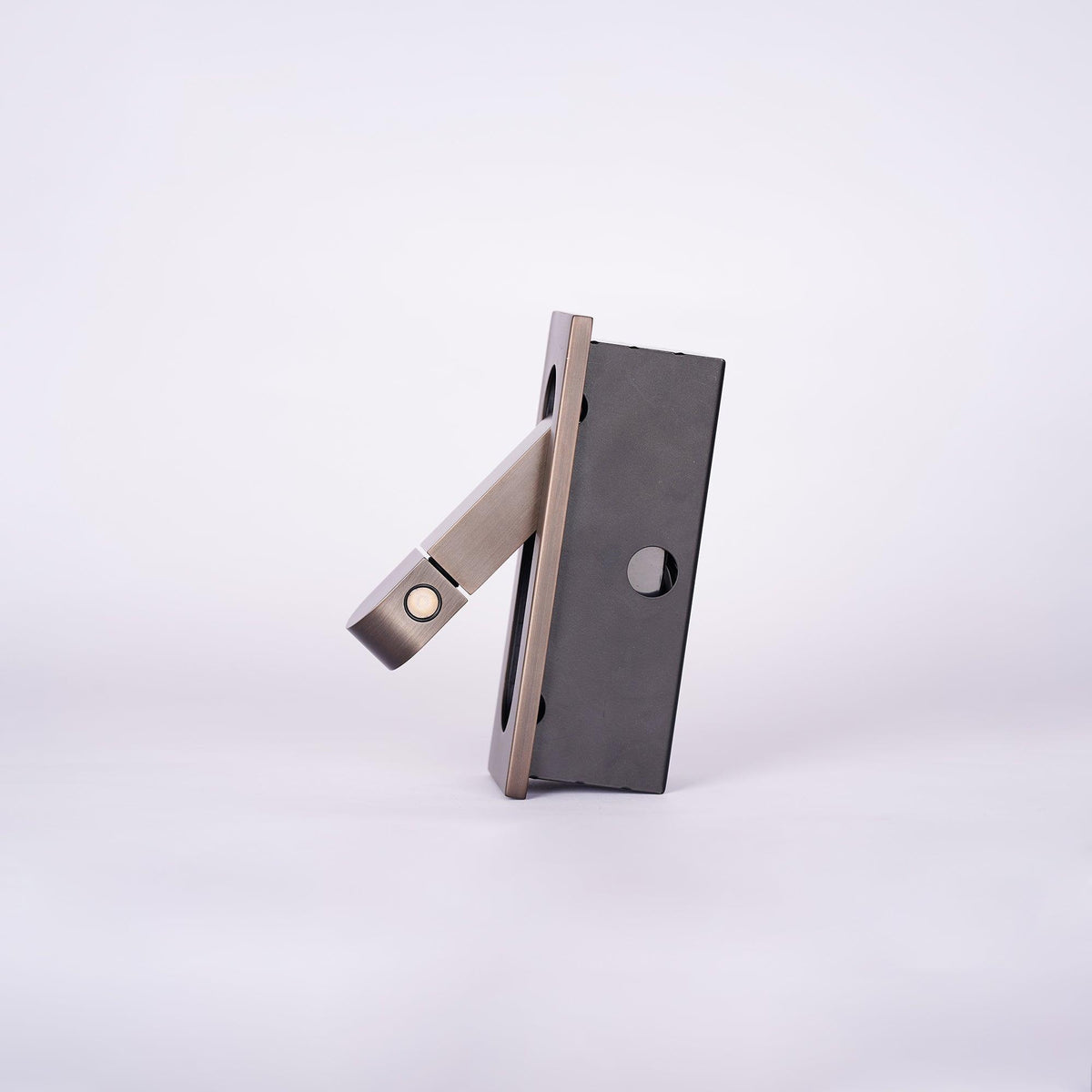 Aplique de pared LED giratorio con interruptor de botón para lectura nocturna enfocada en espacios compactos | Thomler