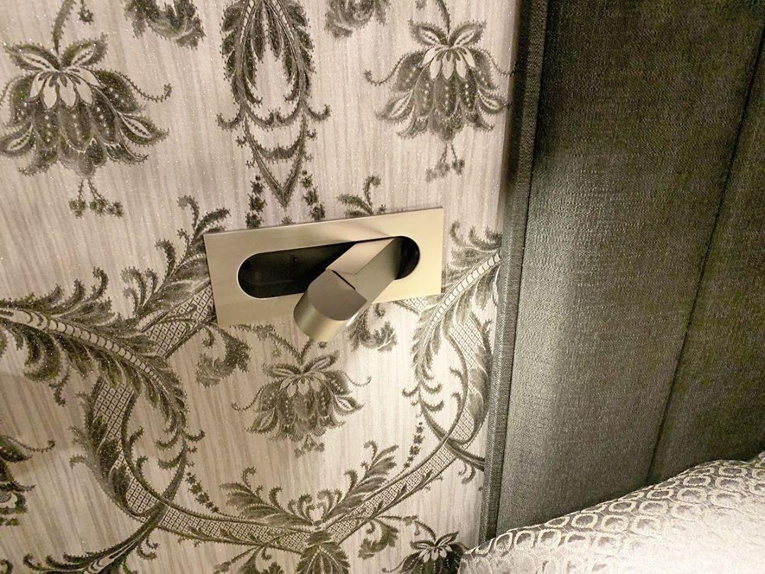 Aplique de pared LED giratorio con interruptor de botón para lectura nocturna enfocada en espacios compactos | Thomler