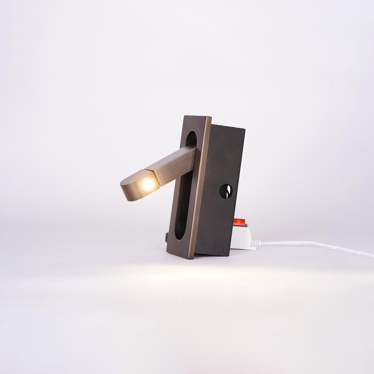 Aplique de pared LED giratorio con interruptor de botón para lectura nocturna enfocada en espacios compactos | Thomler