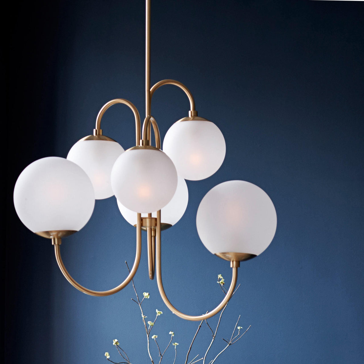 Lámpara de techo de varios brazos, marco de metal, pantallas de vidrio esmerilado, oro, negro, blanco, 30 pulgadas de diámetro, para sala de estar, comedor, dormitorio, luz superior | Thomler