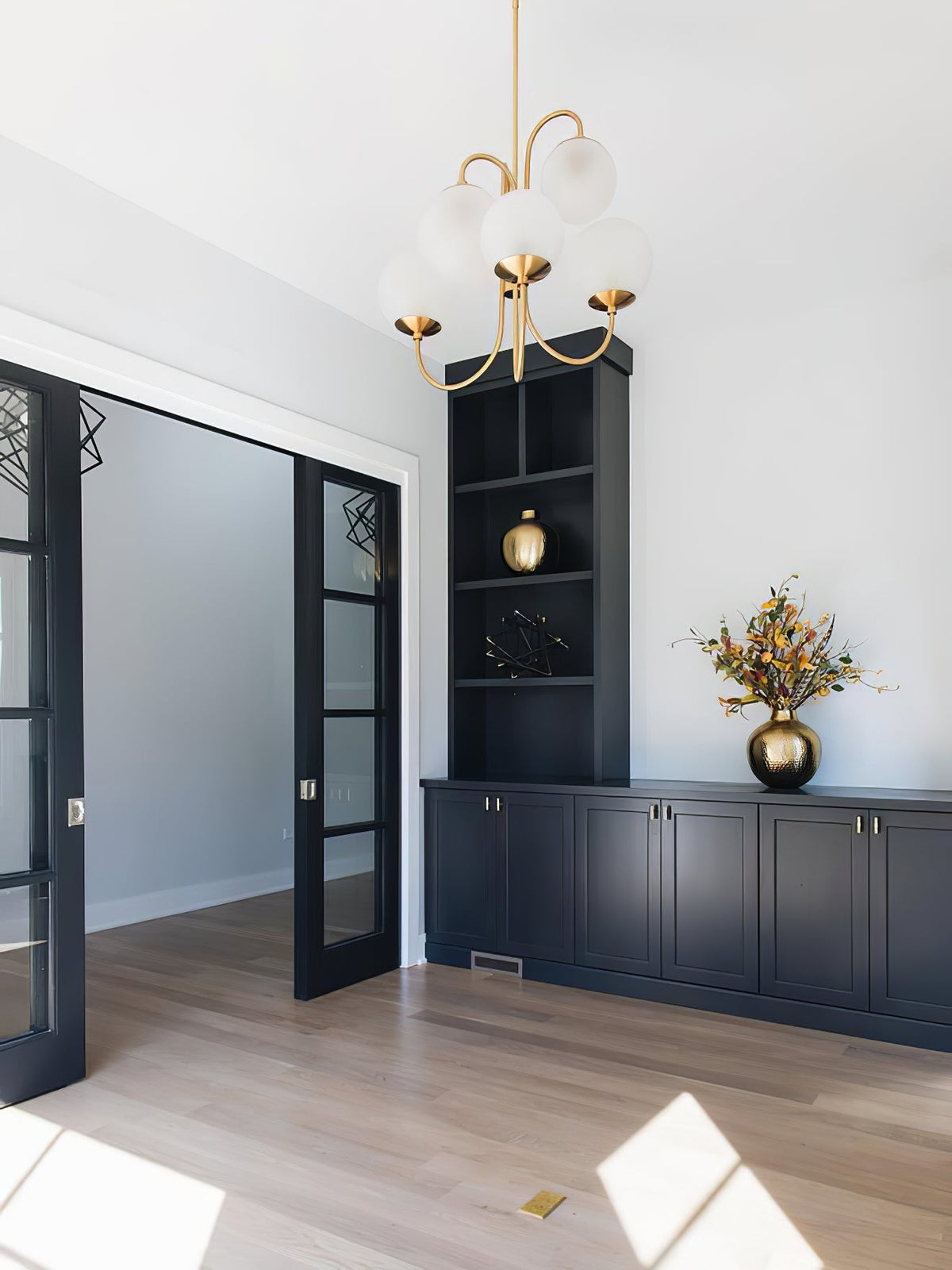 Lámpara de techo de varios brazos, marco de metal, pantallas de vidrio esmerilado, oro, negro, blanco, 30 pulgadas de diámetro, para sala de estar, comedor, dormitorio, luz superior | Thomler