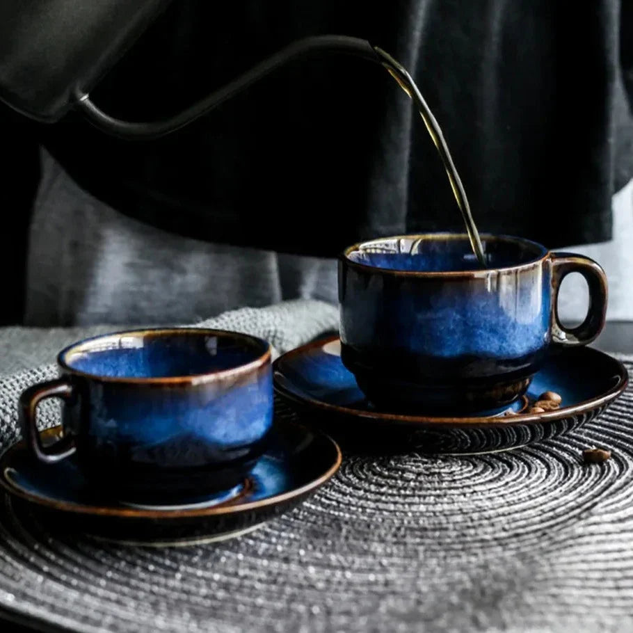 Juego de taza y plato de porcelana de 12 oz, acabado azul profundo para bebidas calientes, uso diario en cocina y hogar, vajilla para servir café, té, desayuno y utensilios de bebida | Thomler