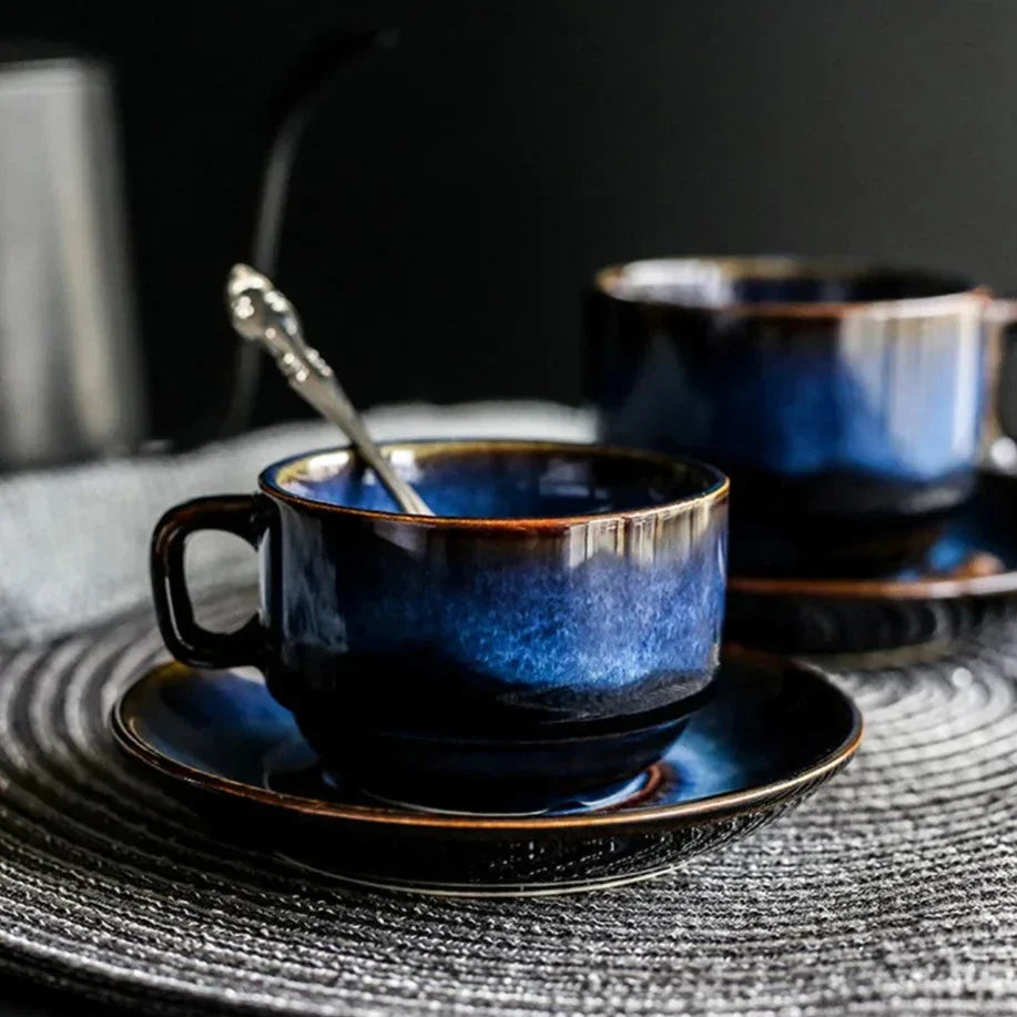 Juego de taza y plato de porcelana de 12 oz, acabado azul profundo para bebidas calientes, uso diario en cocina y hogar, vajilla para servir café, té, desayuno y utensilios de bebida | Thomler
