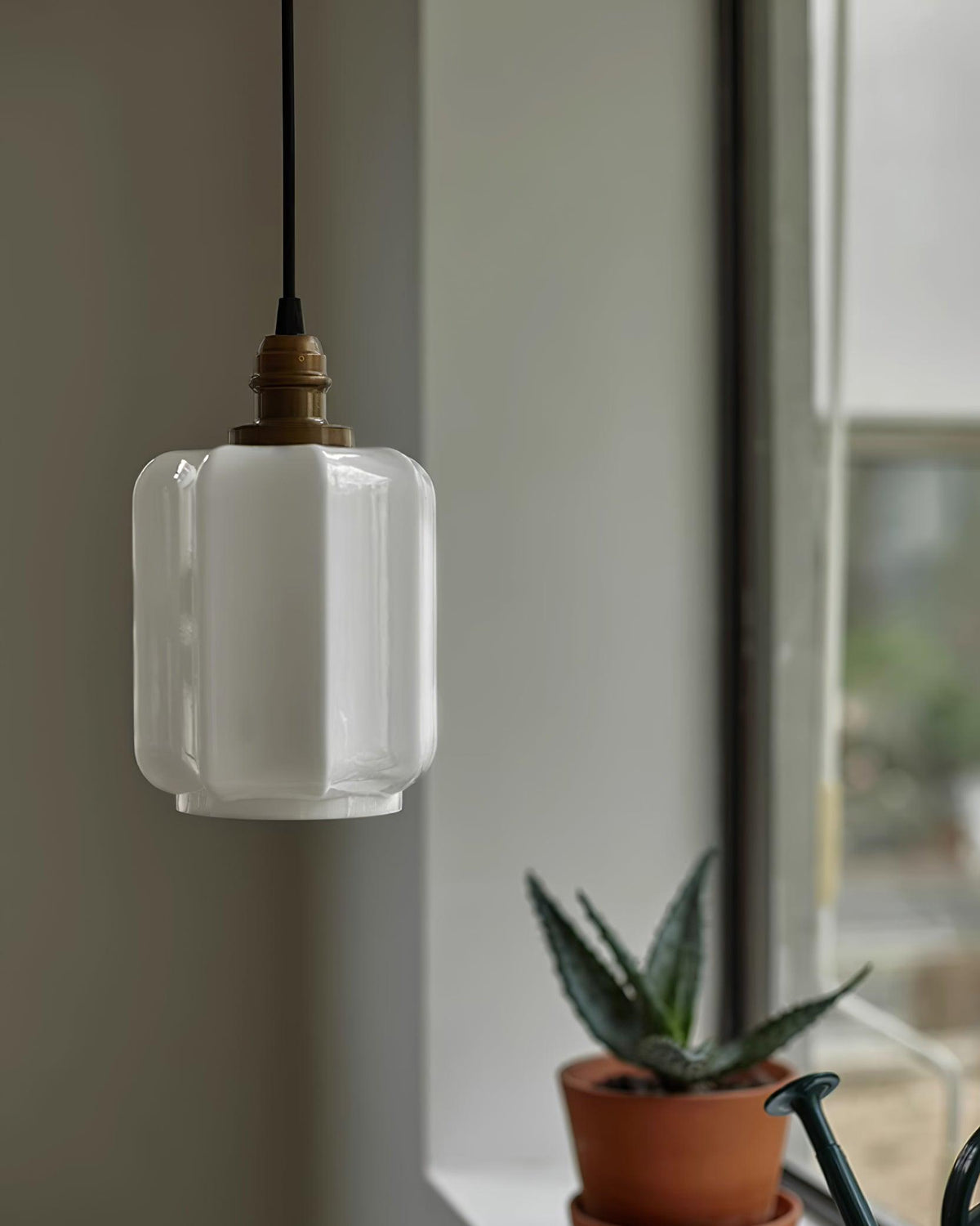 Glazen bol hanglamp met verstelbaar snoer, wit messing plafondarmatuur voor slaapkamer, eetkamer, keukeneiland, messing afwerking 6 inch pendel | Thomler