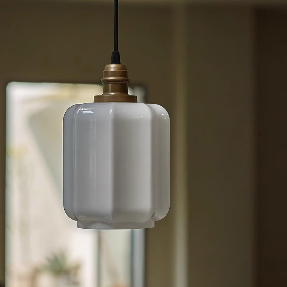 Glazen bol hanglamp met verstelbaar snoer, wit messing plafondarmatuur voor slaapkamer, eetkamer, keukeneiland, messing afwerking 6 inch pendel | Thomler