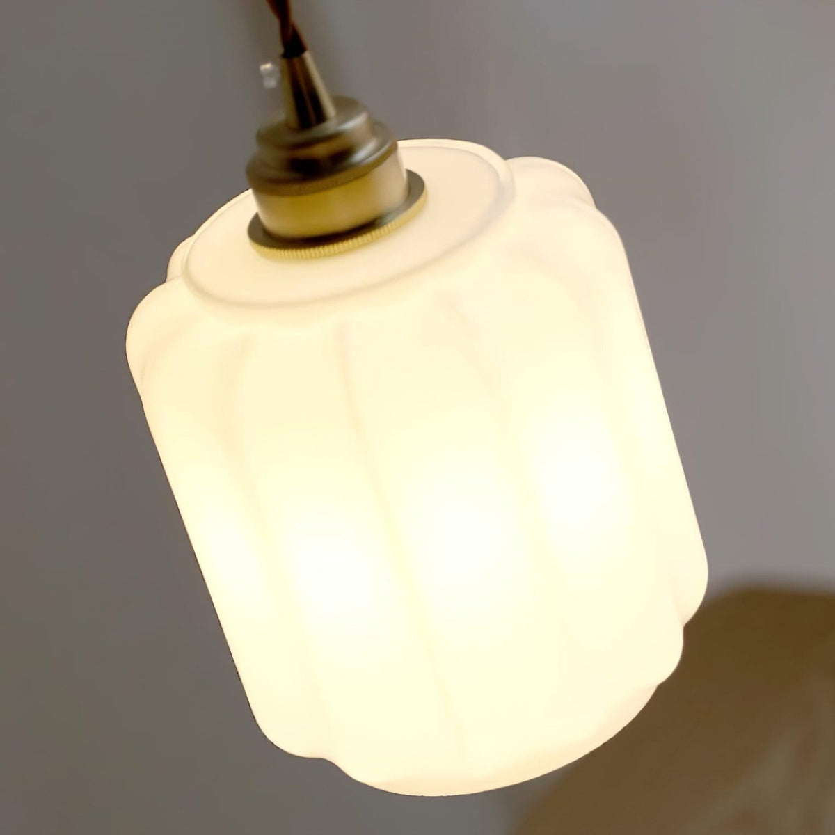 Glazen bol hanglamp met verstelbaar snoer, wit messing plafondarmatuur voor slaapkamer, eetkamer, keukeneiland, messing afwerking 6 inch pendel | Thomler